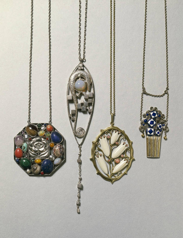 无人,竖图,特写,象牙,珠宝,一排,蓝色背景,整齐,珊瑚,排列,一个,摄影,单个,铁环,锁链,链条,束缚,队列,限制,蛋白石,约束,项坠,美术工艺,奥斯卡奖,彩图,影棚拍摄,贵重宝石