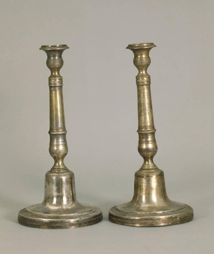 无人,竖图,特写,重复,灰色背景,烛台,两个,灰色,摄影,美术工艺,彩图,影棚拍摄