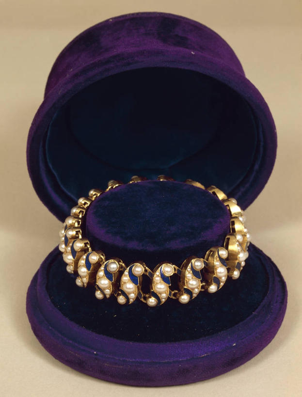 无人,竖图,珐琅,两个,摄影,手镯,古董,华贵,美术工艺,彩图,影棚拍摄