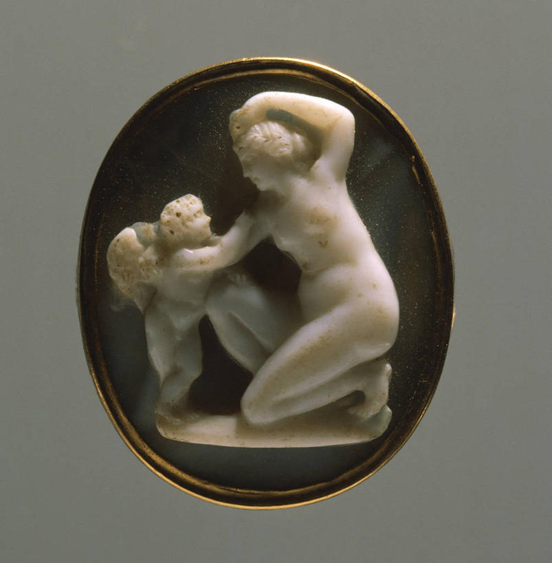 无人,竖图,俯视,灰色背景,装饰,光线,金属,光芒,历史,黄金,古代,一个,灰色,戒指,虚构,摄影,单个,古董,胸针,考古学,珠宝商,丘比特,维纳斯,美术工艺,彩图,高角度拍摄,影棚拍摄,浮雕宝石