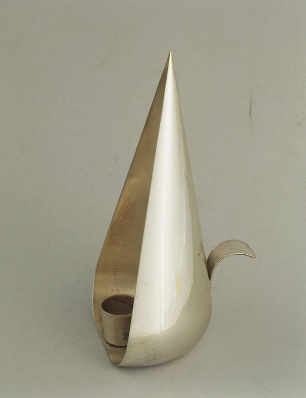 无人,竖图,银,灰色背景,装饰,光线,金属,烛台,光芒,历史,古代,一个,灰色,装饰物,摄影,单个,考古学,彩图,影棚拍摄