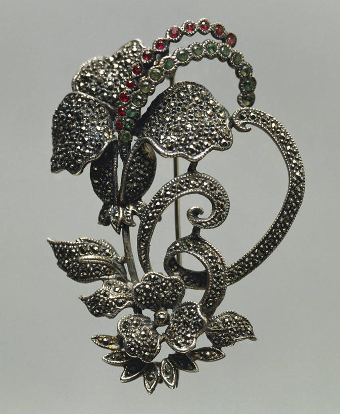 无人,竖图,钻石,一个,花束,摄影,单个,古董,胸针,华贵,红宝石,祖母绿,美术工艺,彩图,影棚拍摄