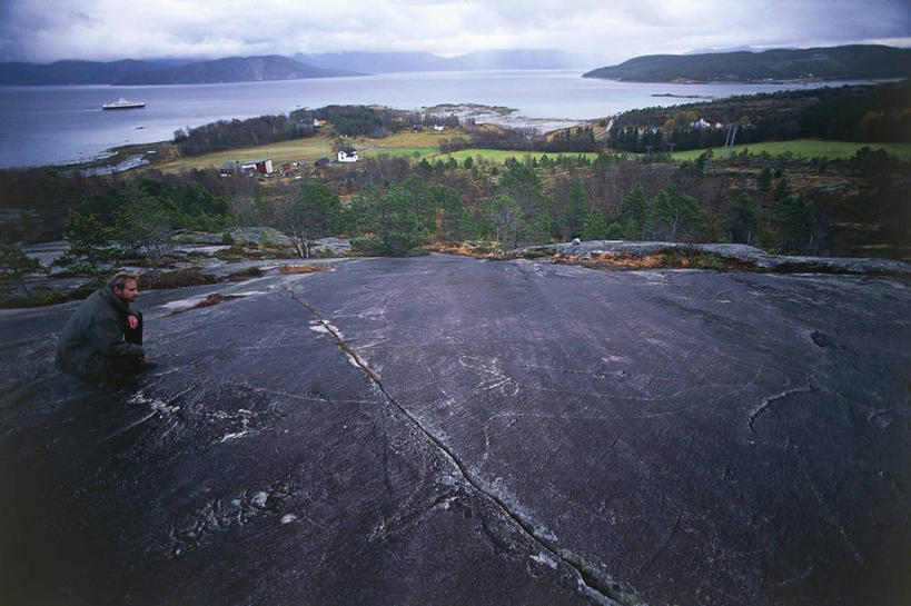 成年人,一个人,蹲,横图,室外,白天,旅游,度假,美景,水,挪威,仅一个男性,海岸线,景观,娱乐,自然,享受,休闲,景色,放松,摄影,考古学,自然风光,逆戟鲸,古代文明,美术工艺,史前时代,岩石,彩图,雕刻术