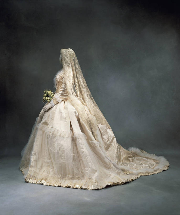 无人,站,竖图,侧面,民族服装,时尚,灰色背景,人造模特,历史,白色,灰色,花束,摄影,面纱,创造力,高雅,薄纱,想法,美术工艺,设计,彩图,影棚拍摄,传统服装,民俗服,缎子