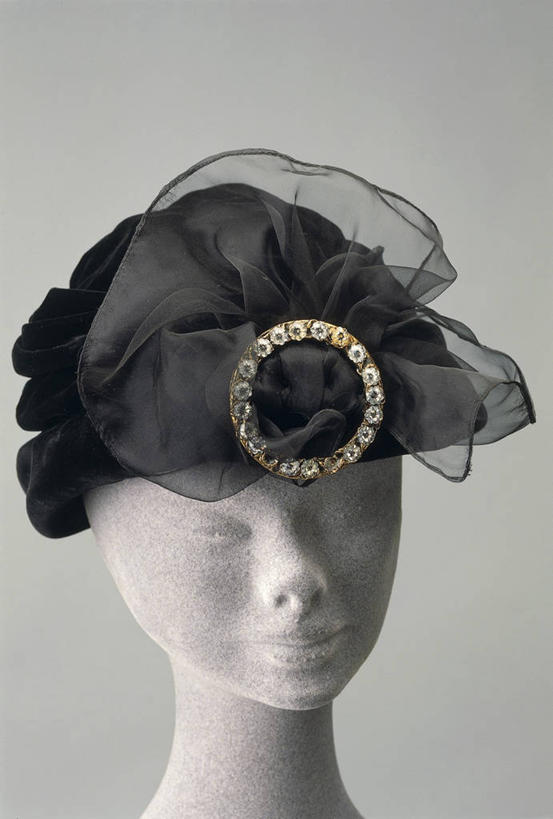 无人,竖图,时尚,帽子,灰色背景,人造模特,两个,黑色,灰色,摄影,面纱,胸针,高雅,彩图,影棚拍摄