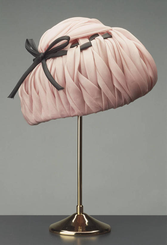 无人,竖图,时尚,帽子,衣架,灰色背景,缎带,两个,粉色,灰色,摄影,高雅,彩图,影棚拍摄