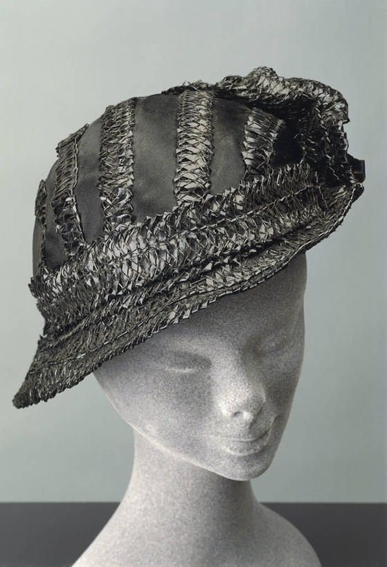 无人,设计师,竖图,时尚,帽子,灰色背景,人造模特,两个,灰色,服装设计师,摄影,高雅,服装师,美术设计员,设计,设计家,设计者,彩图,影棚拍摄,让.巴杜