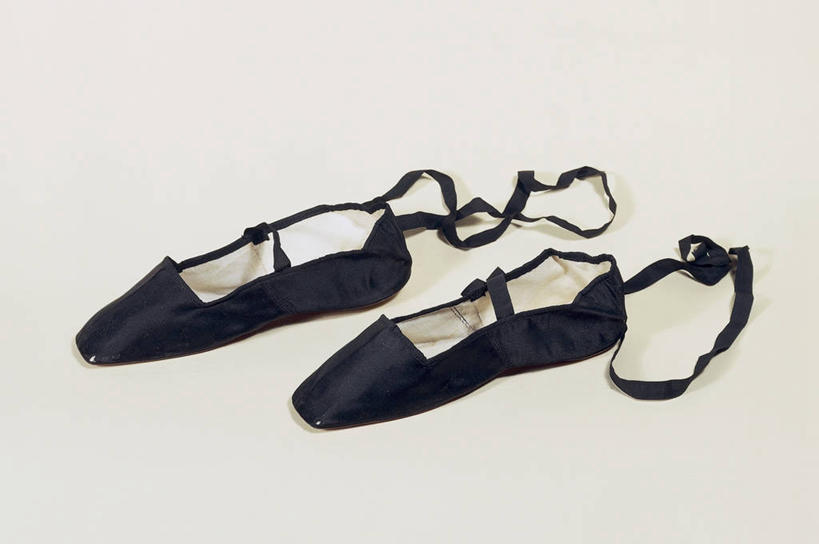 无人,横图,俯视,时尚,鞋子,丝绸,带子,一对,历史,两个,衣服,黑色,摄影,高雅,彩图,高角度拍摄,影棚拍摄,缎子