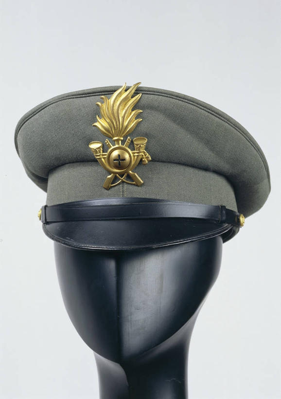 无人,竖图,特写,民族服装,灰色背景,军事,历史,一个,绿色,灰色,摄影,单个,军服,意大利文化,盾形徽章,美术工艺,彩图,影棚拍摄,传统服装,民俗服,财会