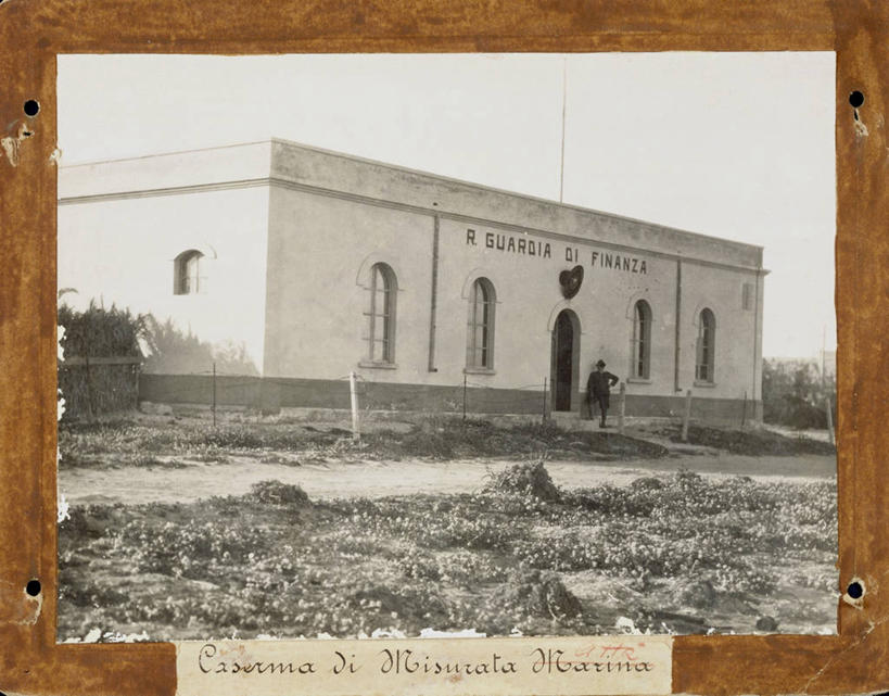 成年人,一个人,警察,警卫,横图,黑白,室外,白天,建筑,利比亚,仅一个男性,士兵,骑马,军事,历史,飞,摄影,英文字母,保护,军服,意大利文化,意大利国旗,保安,警卫员,看守,卫兵,彩图,帝国,财会