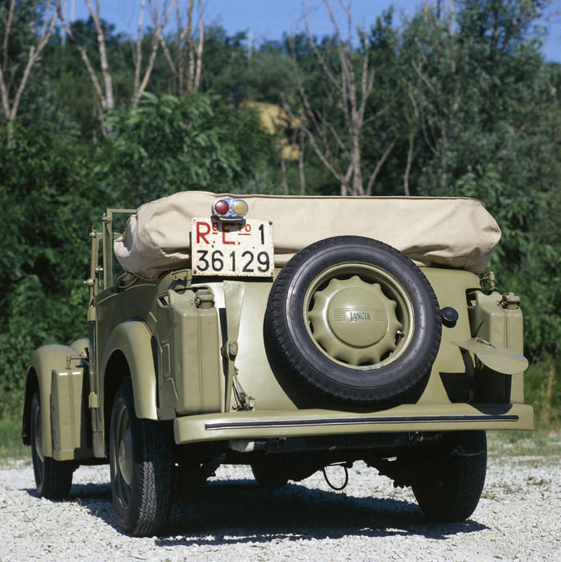 无人,竖图,方图,室外,白天,汽车,军事,历史,一个,背面,绿色,敞篷车,运输,摄影,单个,工程,第二次世界大战,军用车,牌照,彩图