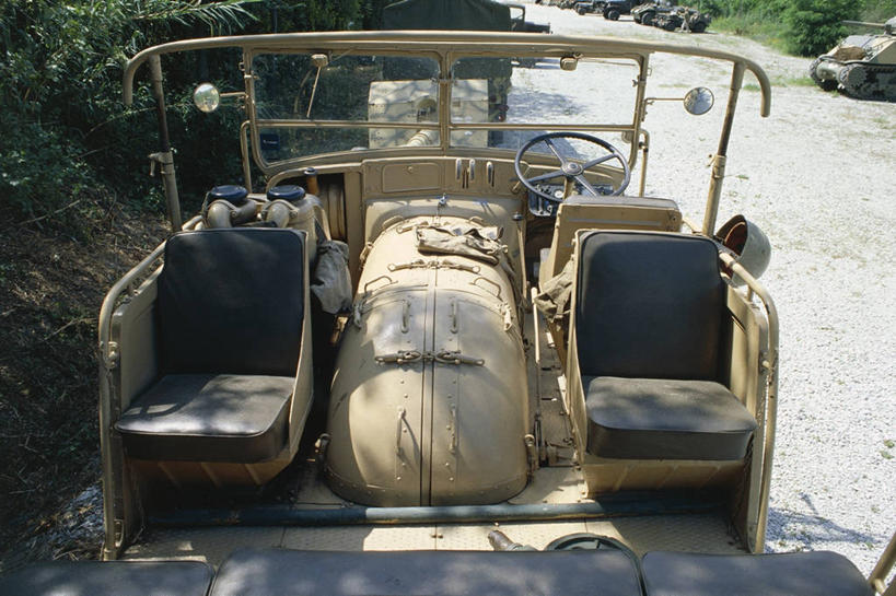 无人,横图,俯视,室外,白天,军事,历史,一个,背面,运输,摄影,单个,工程,第二次世界大战,拖拉机,车座,军用车,彩图,高角度拍摄