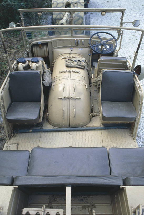 无人,竖图,俯视,室外,白天,军事,历史,一个,背面,运输,摄影,单个,工程,第二次世界大战,拖拉机,车座,军用车,彩图,高角度拍摄