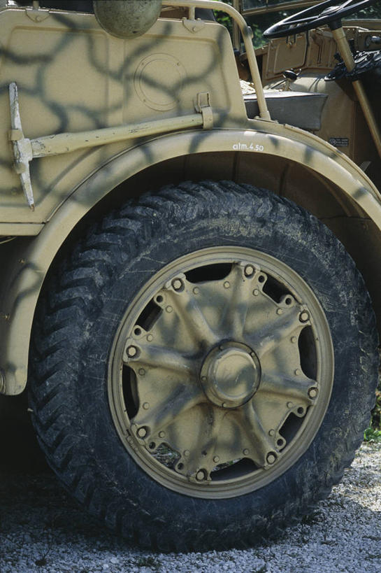 无人,竖图,室外,白天,军事,金属,车轮,轮胎,运输,摄影,第二次世界大战,汽车部件,军用车,彩图