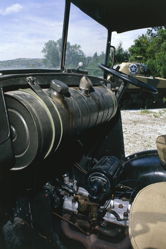 无人,竖图,白天,汽车,军事,金属,挡风玻璃,树,天空,方向盘,运输,摄影,第二次世界大战,汽车部件,军用车,彩图