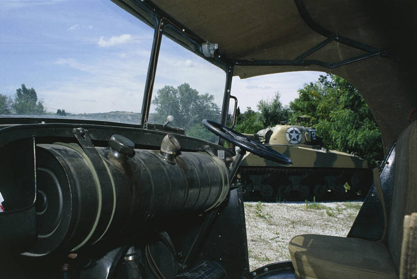 无人,横图,白天,汽车,军事,金属,挡风玻璃,树,天空,方向盘,运输,摄影,第二次世界大战,汽车部件,军用车,彩图