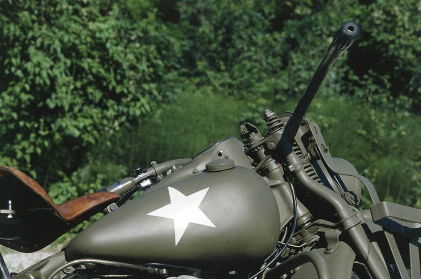 无人,横图,室外,白天,摩托车,军事,金属,树,绿色,星形,运输,摄影,第二次世界大战,汽车部件,军用车,彩图,美国军事