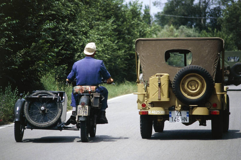 成年人,一个人,横图,室外,白天,街道,摩托车,汽车,仅一个男性,军事,树,背面,车轮,运输,摄影,第二次世界大战,油壶,军用车,牌照,彩图,跨斗摩托