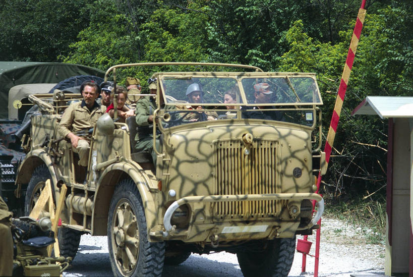 成年人,横图,室外,白天,路,军事,树,运输,摄影,第二次世界大战,军服,军用车,彩图