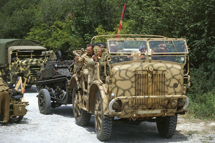 成年人,横图,室外,白天,路,军事,树,运输,摄影,第二次世界大战,军服,军用车,彩图