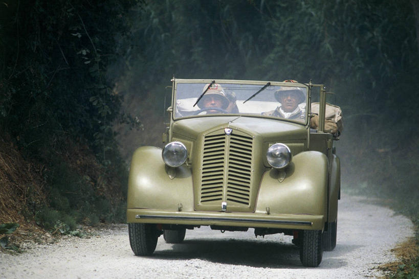 成年人,三个人,横图,室外,白天,路,照明,军事,历史,灯,绿色,灯具,运输,摄影,照亮,第二次世界大战,照明设备,军服,前照灯,前大灯,军用车,车前灯,彩图,格柵