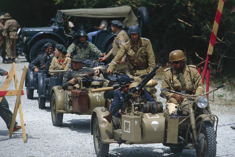 成年人,站,坐,横图,室外,白天,聚会,摩托车,军事,会议,聚餐,历史,绿色,运输,摄影,第二次世界大战,军服,军用车,彩图,跨斗摩托