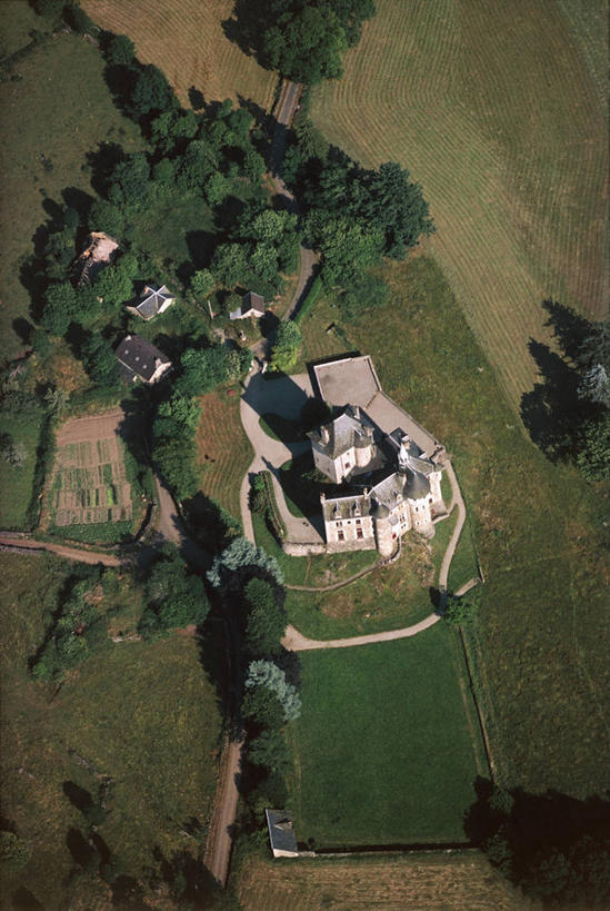 无人,竖图,俯视,航拍,室外,白天,建筑,法国,地形,历史,树,风景,摄影,宁静,鸟瞰,法国文化,奥弗涅,康塔勒,彩图,高角度拍摄