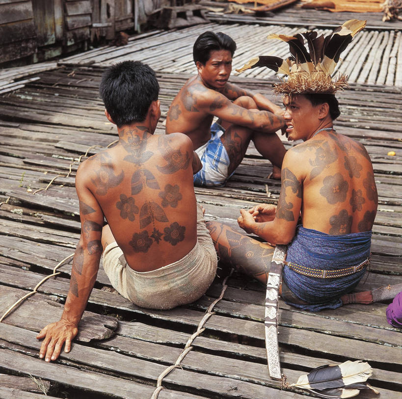 东方人,成年人,头发,三个人,人群,露台,坐,竖图,室外,白天,侧面,时尚,阳台,马来西亚,亚洲,头饰,图像,黄种人,纹身,背面,衣服,黑色,概念,躯干,人体,摄影,东南亚,抱膝,后背,住房,近景,主题,视角,婆罗洲,构图,加里曼丹岛,婆罗洲岛,印度支那,马来西亚联邦,沙捞越,砂拉越州,犀鸟之乡,男人,男性,年轻男性,亚洲人,年轻人,屈膝,彩图,传统服装,旅行,露天阳台,时空,传统文化,社会问题,长屋