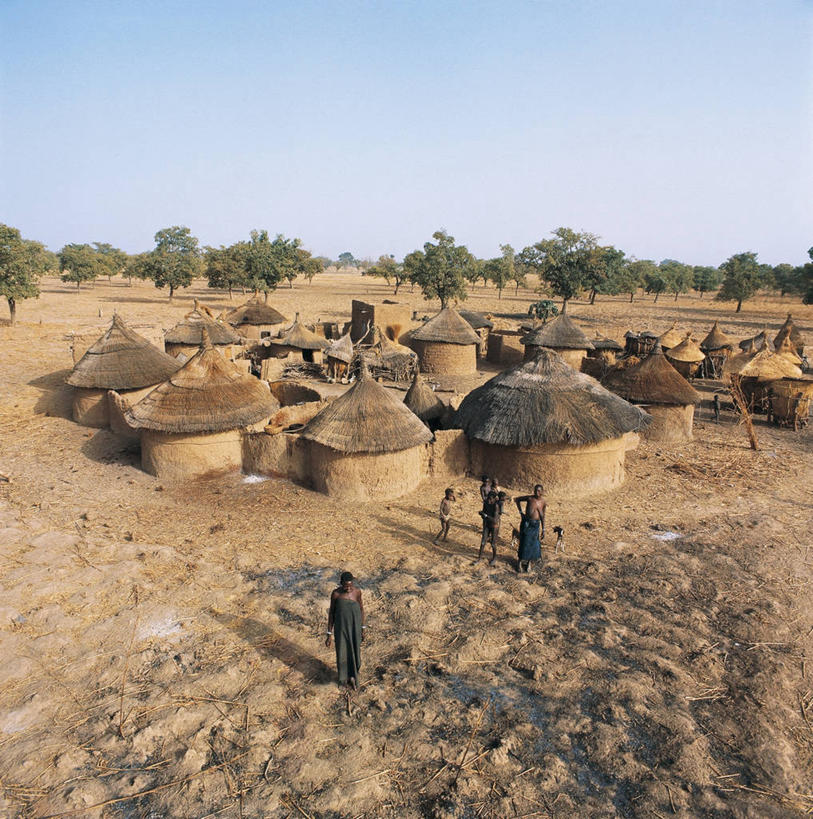 儿童,成年人,四个人,人群,家,站,竖图,俯视,室外,白天,旅游,度假,美景,植物,非洲,布基纳法索,瓦加杜古,房屋,屋顶,屋子,草屋,景观,乡村,首都,图像,顶棚,娱乐,住宅,树,天空,自然,茅草屋,享受,休闲,景色,放松,摄影,年龄,住房,自然风光,主题,视角,万里无云,构图,西非,男孩,男人,男性,女人,女性,彩图,高角度拍摄,旅行,房子,茅舍,茅屋,小屋,时空