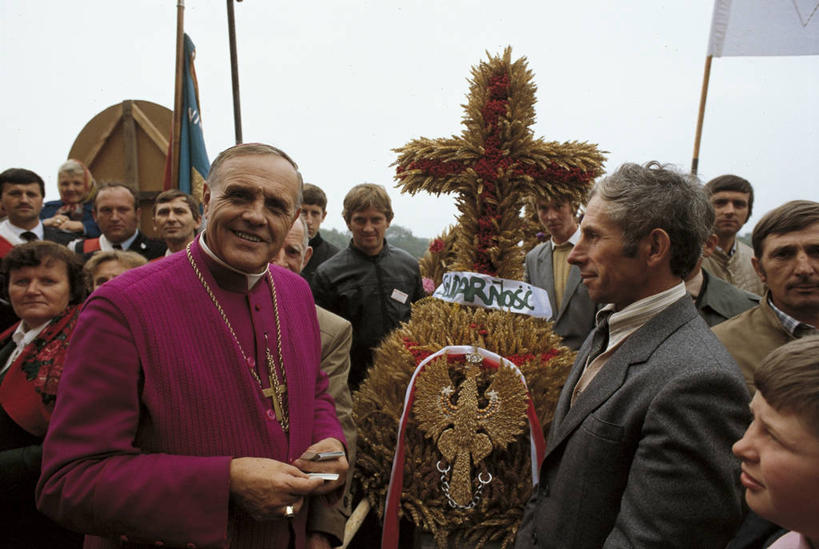 成年人,人群,站,微笑,横图,室外,白天,正面,侧面,欧洲,波兰,士兵,正装,军事,酒类,许多人,图像,酒,饮料,衣服,天空,一群人,概念,摄影,宗教,年龄,权威,领导,主题,政治,视角,将军,东欧,军队,万里无云,蒸馏酒,烈酒,构图,灵性,把握,男人,男性,神父,半身,彩图,传统服装,旅行,时空,掌控,光明山修道院,琴斯托霍瓦