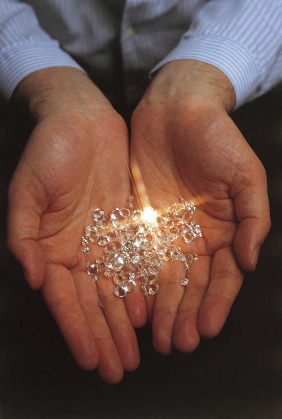 成年人,手,一个人,竖图,特写,比利时,欧洲,许多,丰富,很多,图像,拿着,钻石,概念,财富,人体,摄影,部分,华贵,构图,安特卫普,法兰德斯,彩图,贵重宝石
