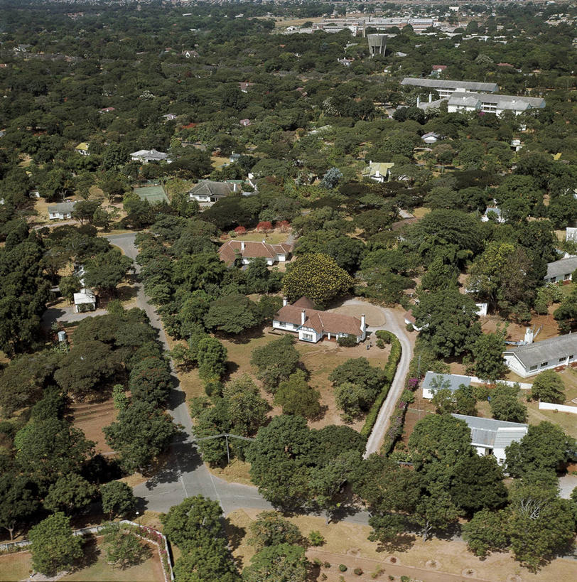 西方人,无人,方图,俯视,航拍,室外,白天,度假,美景,植物,城市风光,城市,建筑,欧洲,非洲,赞比亚,黑人,欧洲人,景观,郊区,首都,图像,娱乐,树,风景,自然,享受,休闲,概念,景色,放松,摄影,人造,鸟瞰,自然风光,主题,树梢,构图,卢萨卡,非洲人,彩图,高角度拍摄,旅行,时空,居住区