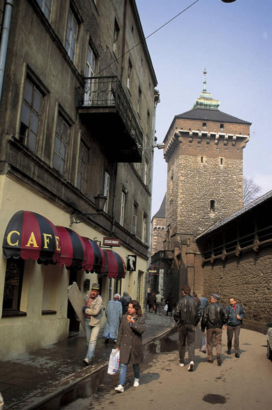 成年人,人群,竖图,室外,白天,正面,阳台,建筑,街道,欧洲,波兰,朦胧,模糊,大门,塔,许多人,图像,休闲装,历史,背面,衣服,一群人,摄影,人造,主题,视角,东欧,构图,克拉科夫,小波兰省,男人,男性,女人,女性,步行,彩图,旅行,咖啡馆,时空