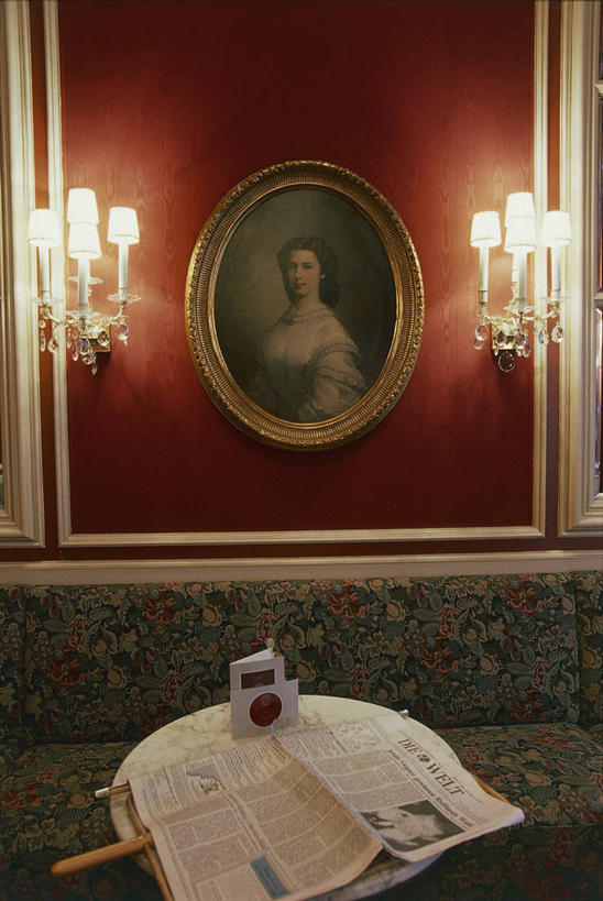 无人,竖图,室内,沙发,报纸,相框,奥地利,欧洲,维也纳,墙,光亮,首都,图像,座位,画框,灯罩,装饰物,摄影,照亮,主题,中欧,构图,设计,彩图,旅行,时空,出版物,传媒