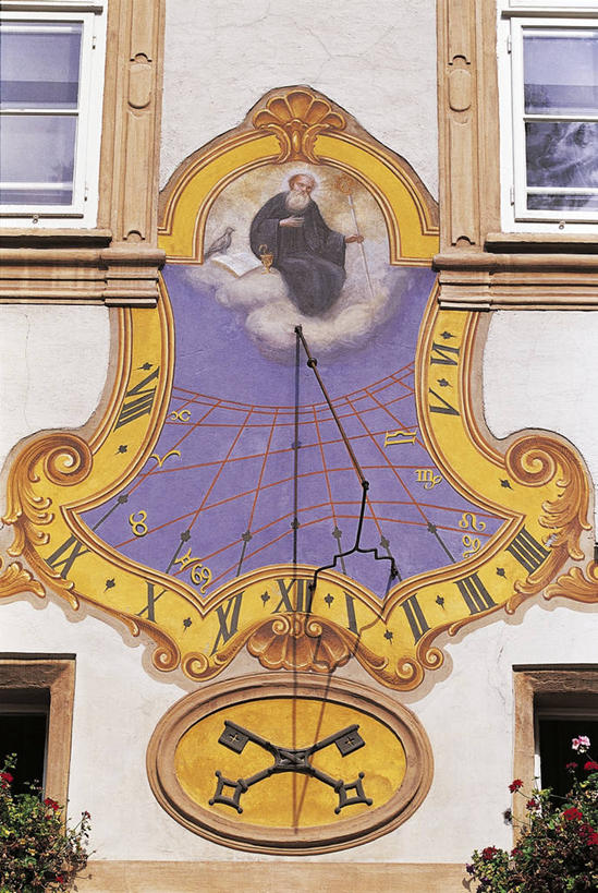 无人,竖图,室外,白天,绘画,窗户,建筑,奥地利,欧洲,艺术,时间,墙,古典,图像,历史,文化,壁画,工艺品,品味,概念,摄影,美术,人造,准确,高雅,主题,日晷,计时工具,中欧,美学,构图,萨尔茨堡,萨尔茨堡州,彩图,旅行,时空,传统文化,状态