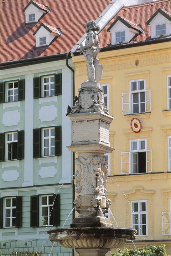 无人,竖图,室外,白天,窗户,建筑,喷泉,雕塑,欧洲,斯洛伐克,雕像,首都,图像,历史,摄影,人造,风格,主题,东欧,构图,布拉迪斯拉发,彩图,旅行,时空