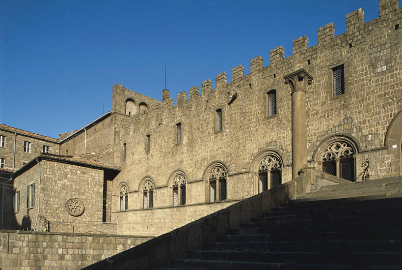 无人,宫殿,横图,室外,白天,仰视,重复,建筑,意大利,欧洲,柱子,拱门,图像,历史,台阶,天空,概念,摄影,人造,地中海文化,南欧,主题,视角,意大利文化,拉奇奥,万里无云,构图,教皇宫,亚维尼翁,彩图,低角度拍摄,旅行,时空,传统文化,状态