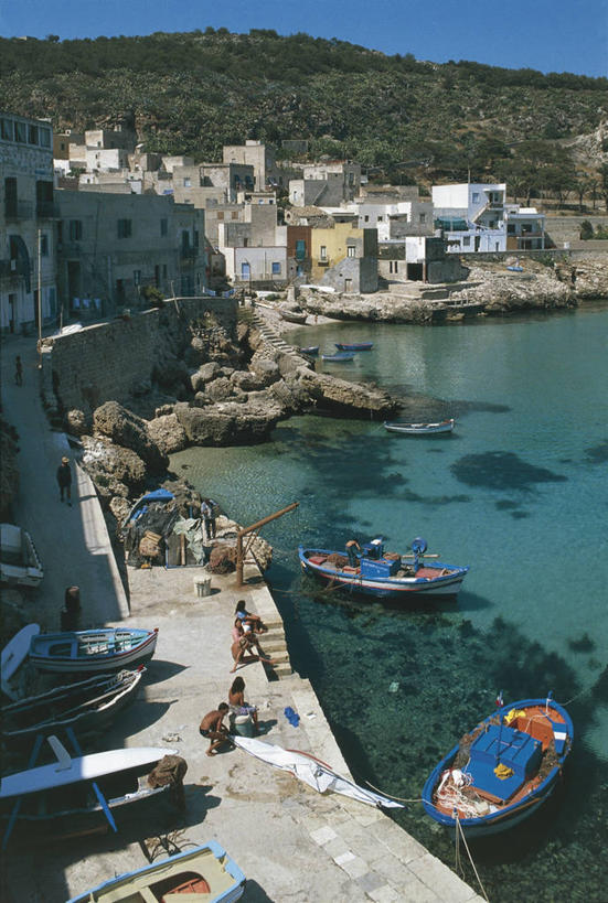 儿童,人群,竖图,俯视,室外,白天,纯洁,海洋,山,水,建筑,船,意大利,欧洲,停靠,朦胧,模糊,墙,岛,城镇,图像,蓝色,可爱,童年,童趣,运输,摄影,年龄,停止,人造,地中海,西西里,地中海文化,南欧,停泊,主题,暂停,视角,童真,烂漫,无邪,停滞,地貌,构图,埃加迪群岛,天真,男孩,男性,女孩,女性,海滩,彩图,高角度拍摄,旅行,海港,时空,传统文化