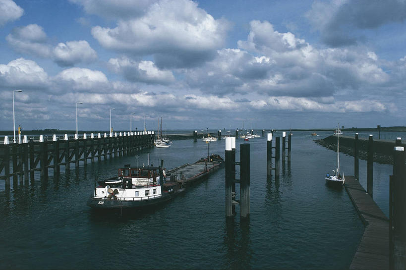 无人,码头,横图,俯视,室外,白天,船,欧洲,荷兰,波纹,云,天气,图像,天空,运输,摄影,人造,主题,自然现象,视角,构图,泽兰省,水闸,彩图,高角度拍摄,旅行,时空