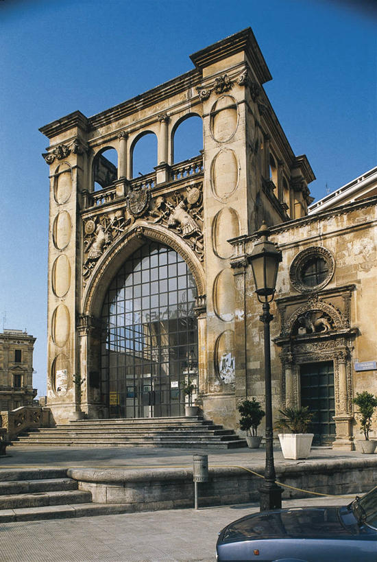 无人,宫殿,竖图,室外,白天,植物,窗户,建筑,路灯,汽车,意大利,欧洲,拱门,机动车,图像,台阶,车,蓝色,天空,交通工具,概念,运输,摄影,人造,照明设备,地中海文化,南欧,载具,主题,万里无云,拱廊,构图,莱切省,彩图,旅行,风帽,时空,传统文化