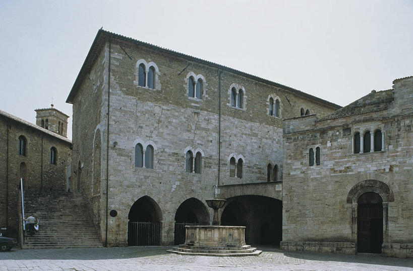 成年人,两个人,横图,室外,白天,仰视,窗户,楼梯,门,建筑,喷泉,意大利,欧洲,云,拱门,图像,天空,摄影,人造,风格,地中海文化,南欧,主题,自然现象,视角,哥特式风格,拱廊,构图,翁布里亚大区,佩鲁贾,男人,男性,女人,女性,彩图,低角度拍摄,旅行,时空,传统文化