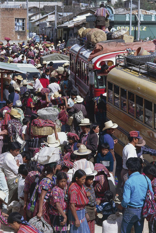 儿童,成年人,人群,站,竖图,俯视,室外,白天,消费,城市,汽车,危地马拉,乘客,巴士,许多人,图像,车,衣服,交通工具,一群人,概念,零售,童年,运输,摄影,年龄,人造,中美洲,拉丁美洲,都市风光,载具,主题,美洲,群众,装货,视角,构图,索洛拉,男孩,男人,男性,女孩,女人,女性,彩图,高角度拍摄,传统服装,旅行,时空,传统文化,商用车