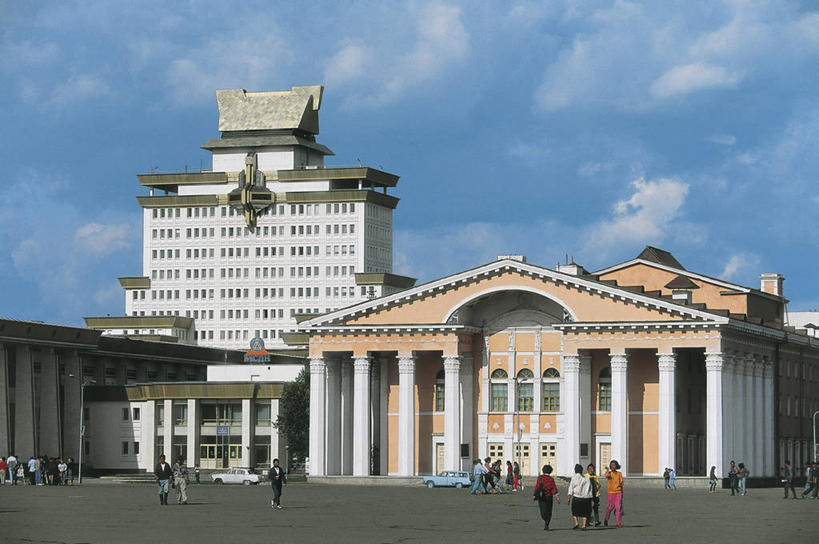 成年人,人群,横图,室外,白天,度假,城市,建筑,蒙古,行人,游客,游人,柱子,云,首都,许多人,图像,路人,旅客,天空,一群人,摄影,年龄,人造,都市风光,主题,自然现象,东亚,构图,乌兰巴托,柱廊,过客,乌布苏省,男人,男性,女人,女性,彩图,旅行,时空