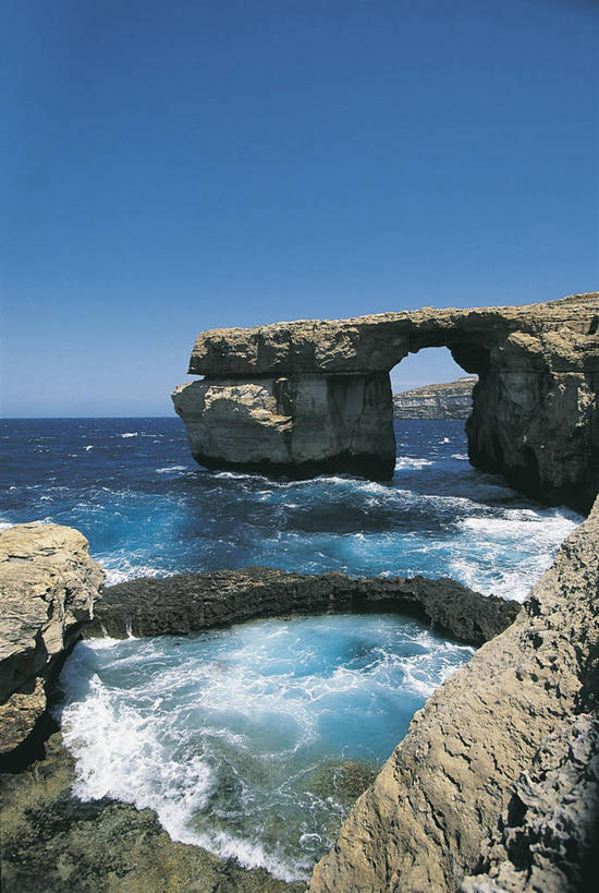 无人,竖图,室外,白天,旅游,度假,海浪,海洋,美景,水,欧洲,马耳他,岛,海岸线,景观,宏伟,图像,娱乐,蓝色,风景,天空,自然,地标建筑,享受,休闲,概念,景色,放松,摄影,宁静,地中海,岩层,地中海文化,自然风光,主题,地貌,万里无云,构图,地质学,戈佐岛,自然地理,岩石,彩图,旅行,时空,传统文化,状态