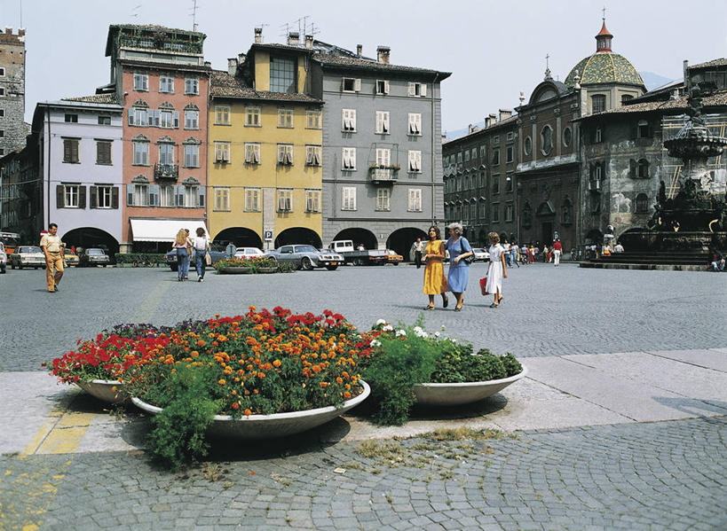 成年人,人群,广场,教堂,停车场,横图,室外,植物,窗户,建筑,喷泉,汽车,意大利,欧洲,拱门,尖顶,机动车,首都,许多人,图像,车,花,交通工具,一群人,概念,运输,摄影,宗教,人造,基督教,圆顶建筑,地中海文化,南欧,载具,主题,意大利共和国,构图,特伦托,特伦蒂诺.上阿迪杰大区,男人,男性,女人,女性,步行,彩图,旅行,大教堂,时空,传统文化