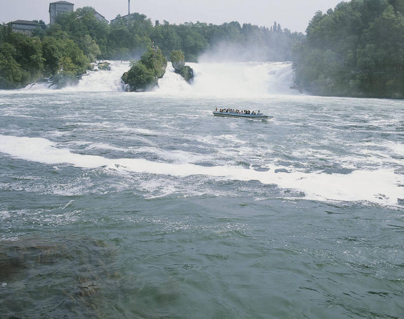 成年人,人群,横图,俯视,室外,白天,海浪,河流,瀑布,植物,城市,船,瑞士,欧洲,波纹,流水,许多人,图像,树,一群人,概念,运输,摄影,人造,都市风光,主题,视角,中欧,构图,莱茵河,沙夫豪森,冒险,男人,男性,彩图,高角度拍摄,旅行,时空