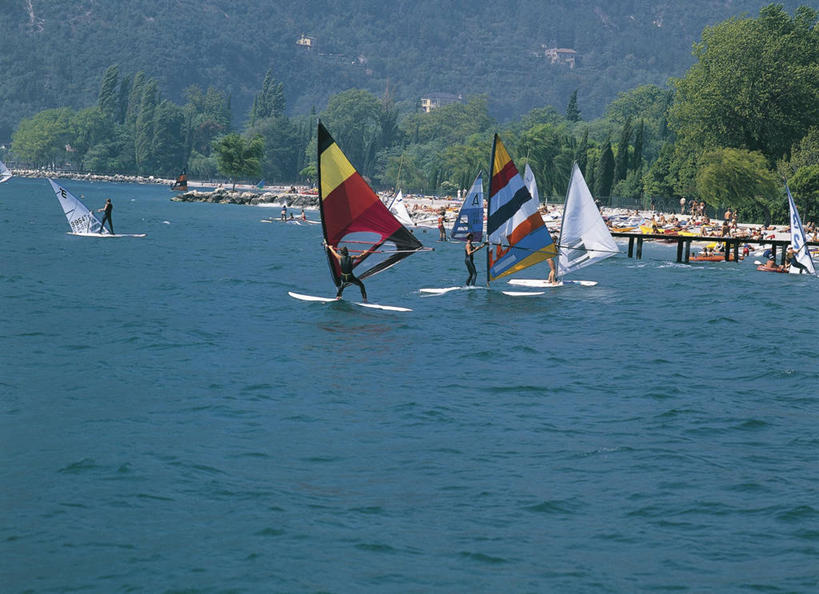 成年人,人群,横图,室外,白天,度假,运动,湖,植物,意大利,欧洲,行人,游客,游人,波纹,短裤,帆板,沙子,竞技运动,许多人,图像,路人,旅客,树,蓝色,一群人,概念,平衡,摄影,控制,享乐,地中海文化,南欧,主题,自然现象,伦巴第大区,构图,加尔达湖,技能,过客,死水,冒险,男人,男性,女人,女性,外衣,休闲活动,彩图,旅行,时空,传统文化,帆板运动