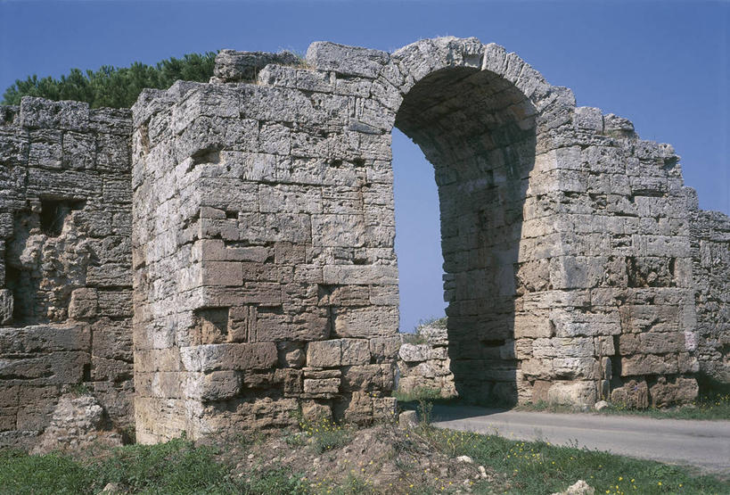 无人,横图,室外,白天,建筑,意大利,欧洲,大门,拱门,图像,历史,废墟,草,天空,摄影,人造,地中海文化,南欧,主题,万里无云,坎帕尼亚,构图,彩图,旅行,佩西特姆,时空,传统文化,状态