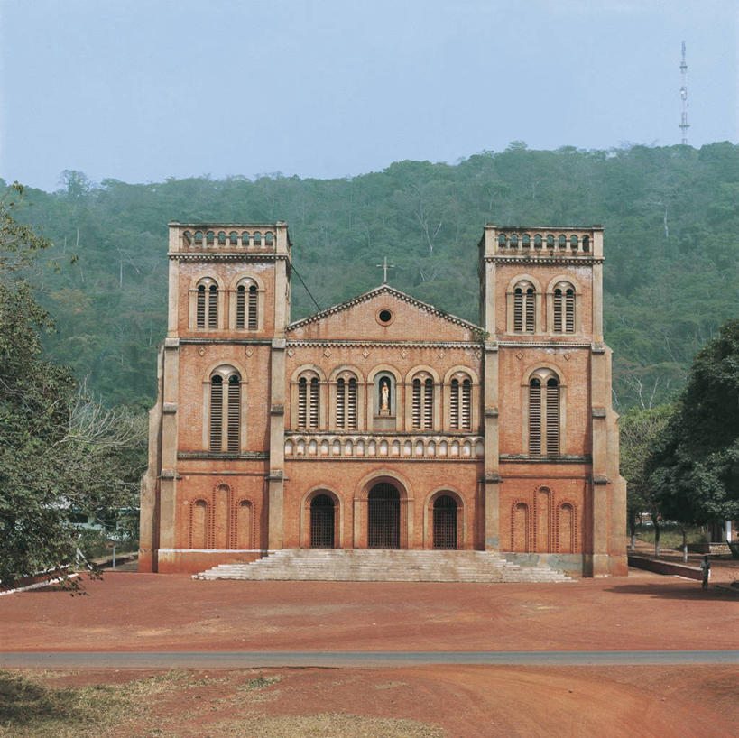 无人,教堂,方图,室外,白天,植物,窗户,门,建筑,非洲,酒类,首都,图像,酒,树,饮料,天空,概念,摄影,宗教,人造,基督教,主题,万里无云,蒸馏酒,烈酒,构图,中非共和国,灵性,彩图,旅行,大教堂,时空