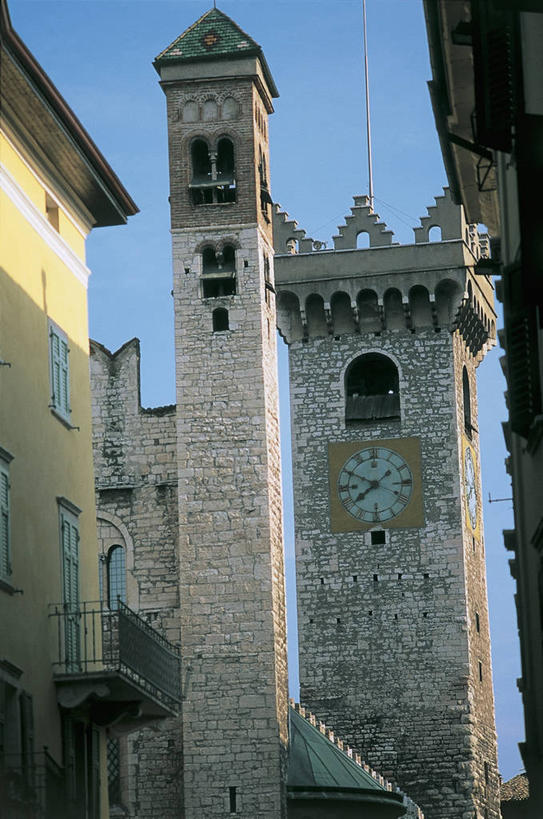 无人,竖图,室外,白天,仰视,建筑,意大利,欧洲,塔,图像,历史,钟塔,天空,摄影,人造,地中海文化,南欧,主题,视角,意大利文化,万里无云,意大利共和国,构图,特伦托,特伦蒂诺.上阿迪杰大区,彩图,低角度拍摄,旅行,时空,传统文化